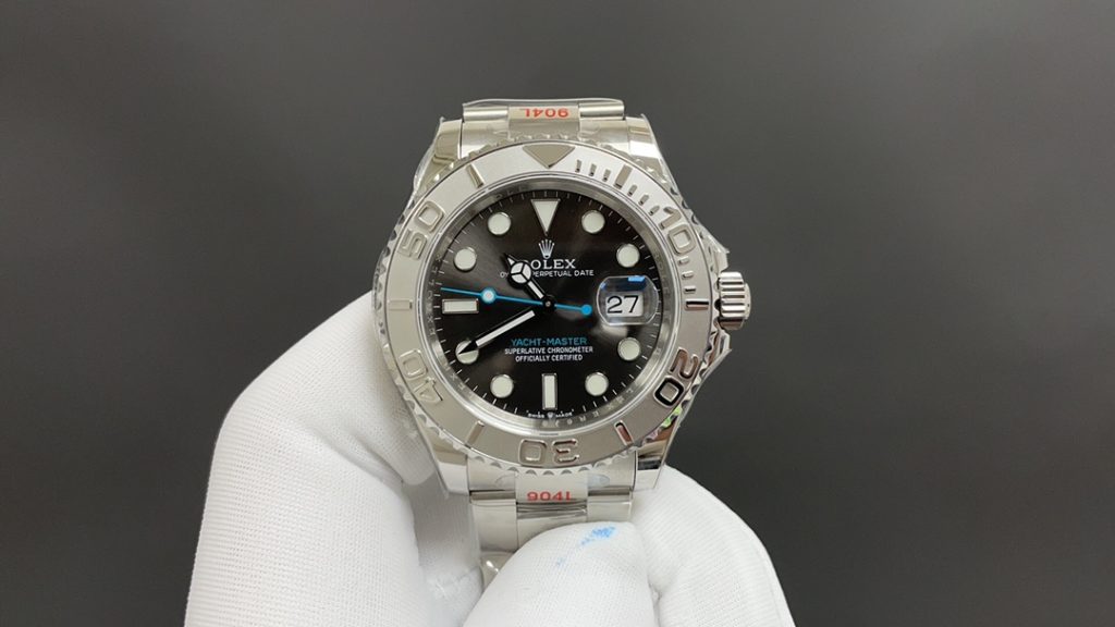 カフェに寄る日の予定に合うROLEXの腕時計、決め手は色の沈み方