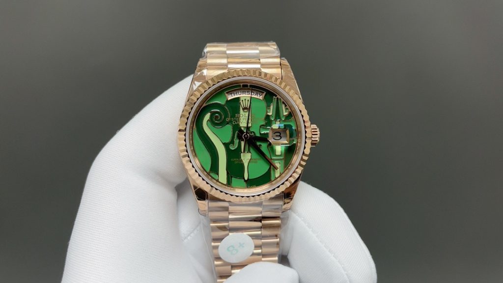 通勤の服に合わせるならROLEXの腕時計は服との距離感重視