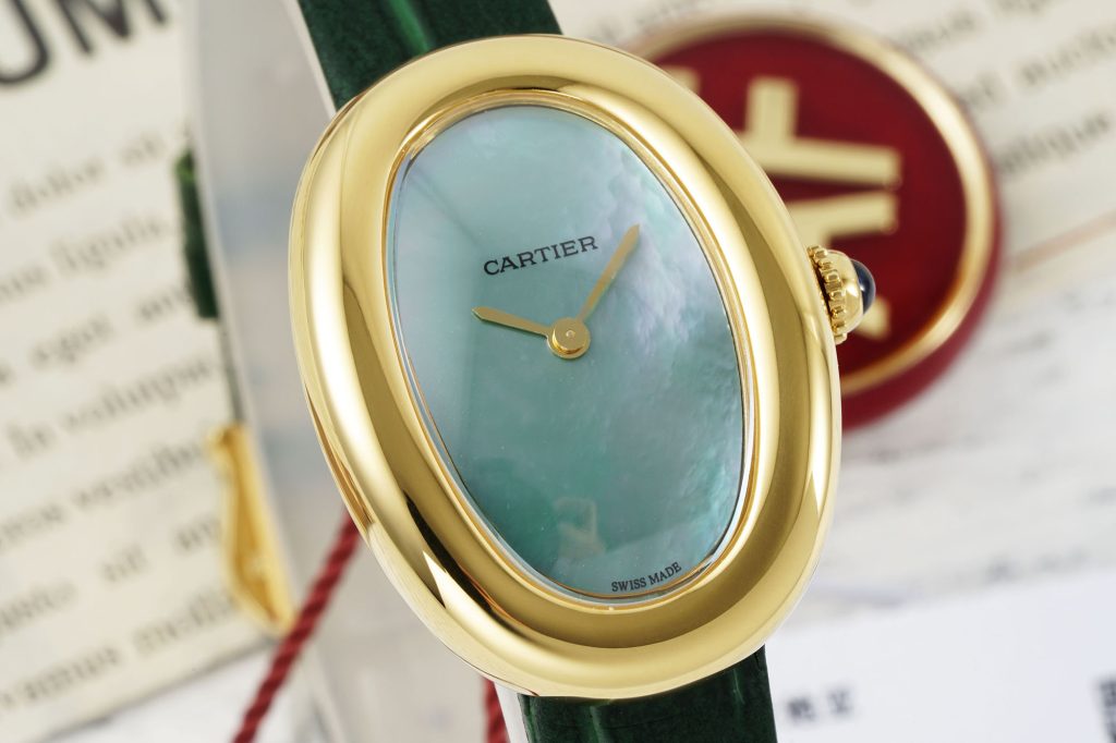 旅行で見るCartierの腕時計の重さ