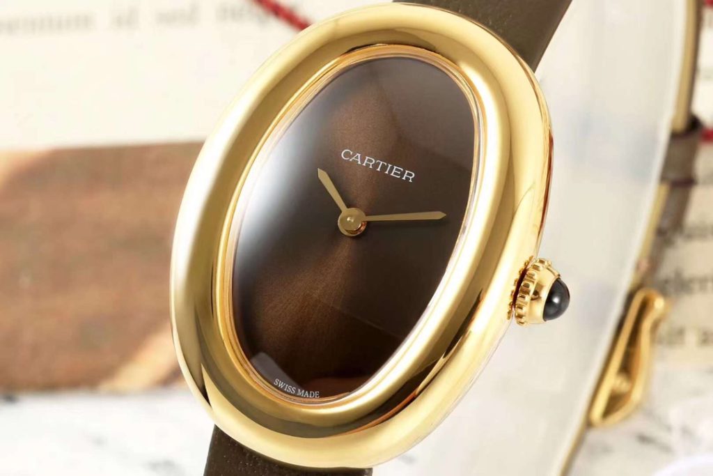 コートの日の服に合わせるならCartierの腕時計は色の沈み方重視