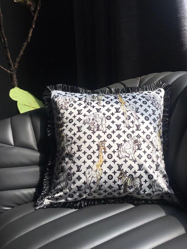LOUIS VUITTON　ルイヴィトン　クッション　モノグラム ベルトタイプ　中綿付き　お洒落　抱き枕カバー　まくら座布　団カバー　3色選択可 - 画像 3