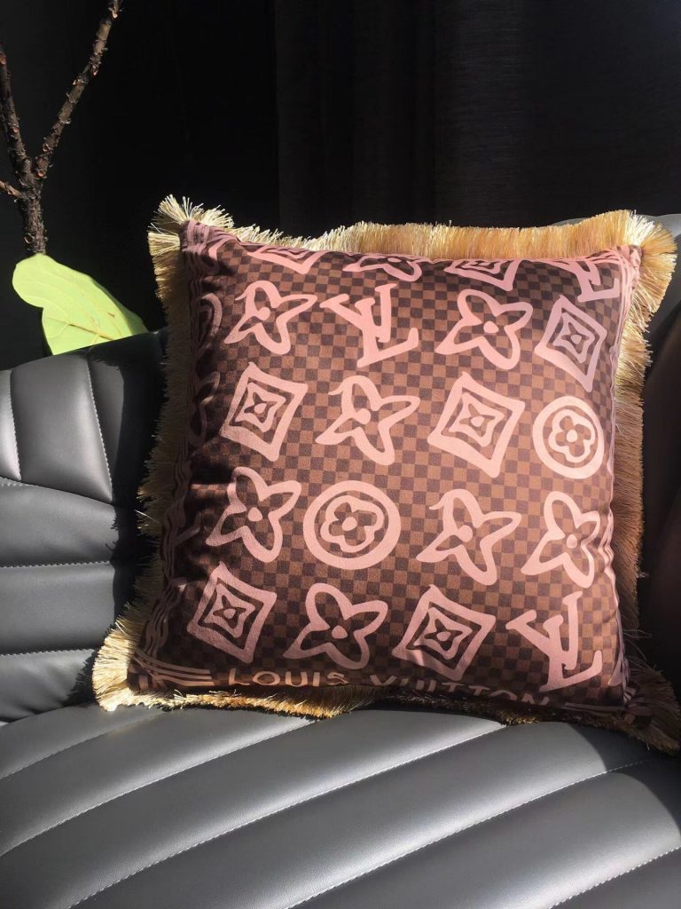 LOUIS VUITTON ルイヴィトン クッション モノグラム ベルトタイプ 中綿付き お…｜旅行に使いやすいブランド小物を写真で確認