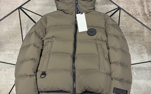 休日で使いやすいブランドアイテムのジャケットを写真で確認