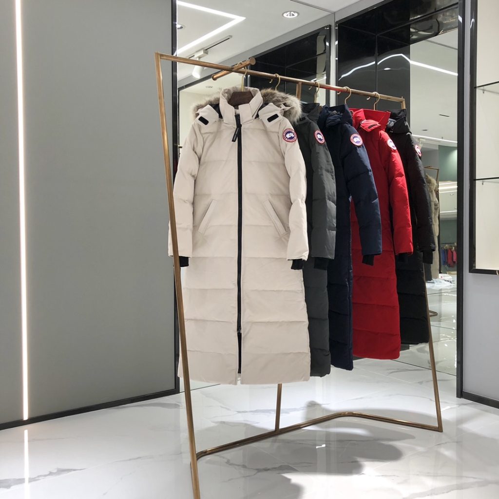 駅まで歩く日の服に合わせるならCANADA GOOSEの服は手元の見え方重視