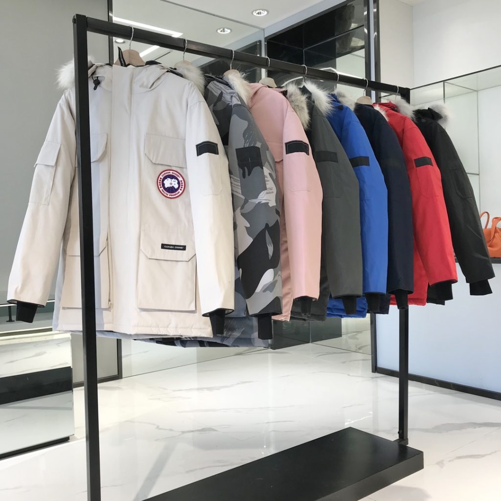休日で使いやすいブランドアイテムの服装を写真で確認