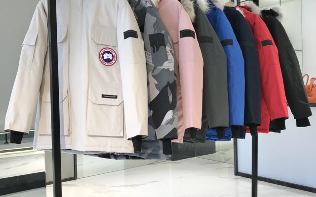 休日で使いやすいブランドアイテムの服装を写真で確認