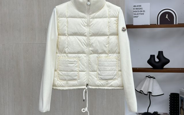 休日で使いやすいMONCLERのジャケットを写真で確認
