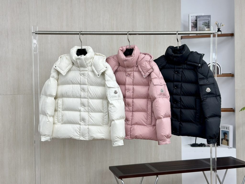 MONCLER モンクレール 新作 ダウンジャケット レディース 4点画像 ライフスタイル小物｜旅行の日に写真で選び方を確認