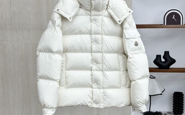 休日で使いやすいMONCLERのジャケットを写真で確認