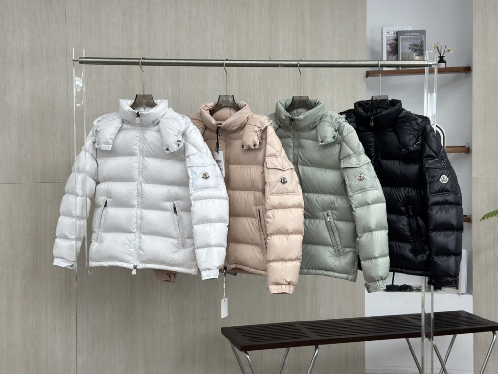 MONCLER モンクレール ダウンジャケット ライフスタイル小物｜仕事帰りに毎日に合わせるポイント