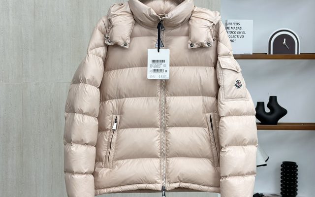 MONCLERのジャケットを予算内で探す前に見る写真のポイント