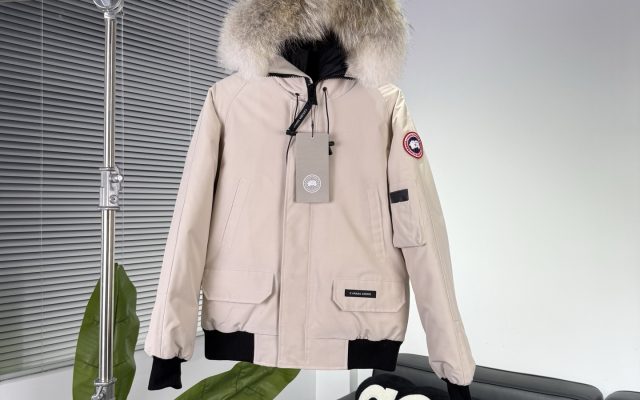 休日目線で見るMONCLERのジャケットの印象