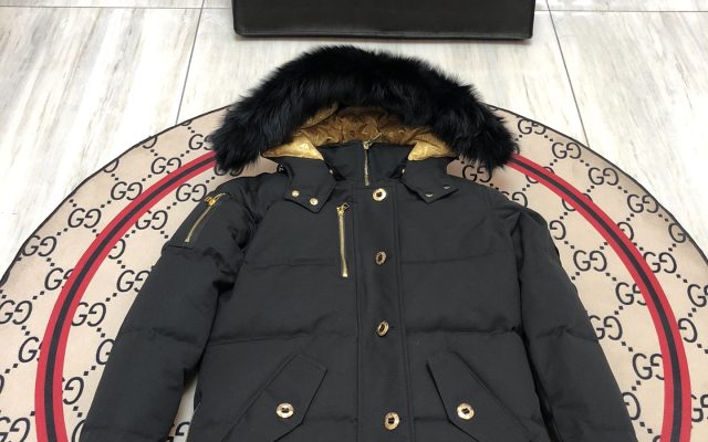 休日で使いやすいMONCLERのジャケットを写真で確認