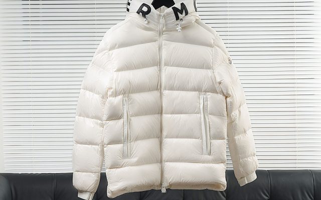 物価高でも選びやすいジャケット：MONCLERを自然に取り入れる