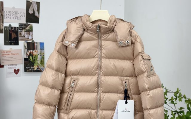 MONCLERのジャケットを予算内で探す前に見る写真のポイント
