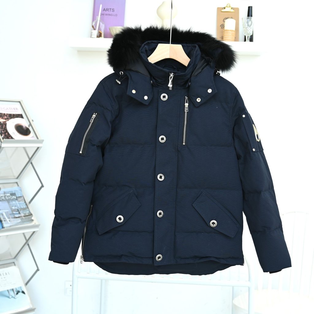 休日で使いやすいMONCLERのジャケットを写真で確認