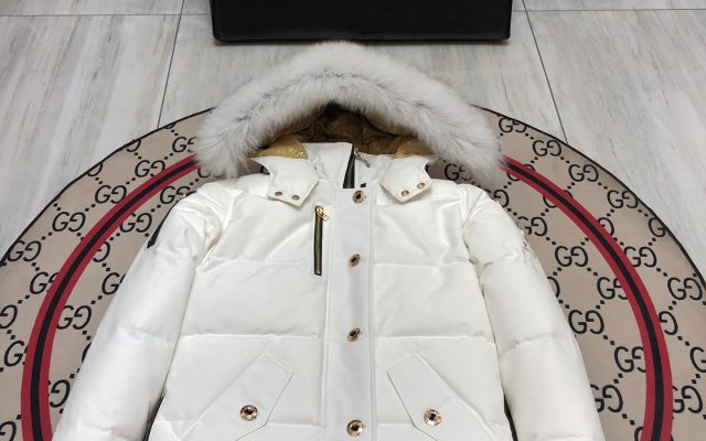 MONCLERのジャケットを予算内で探す前に見る写真のポイント
