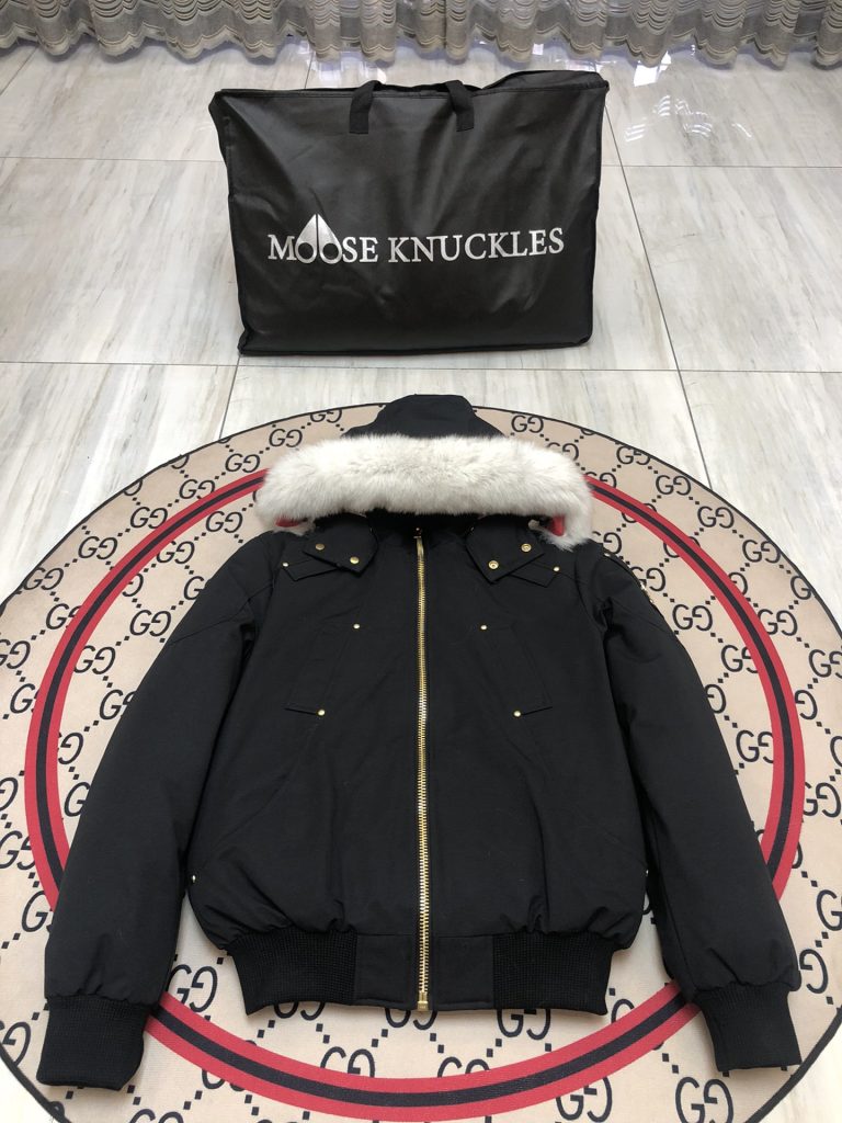 雨の日で見るMONCLERのジャケットの開け閉め