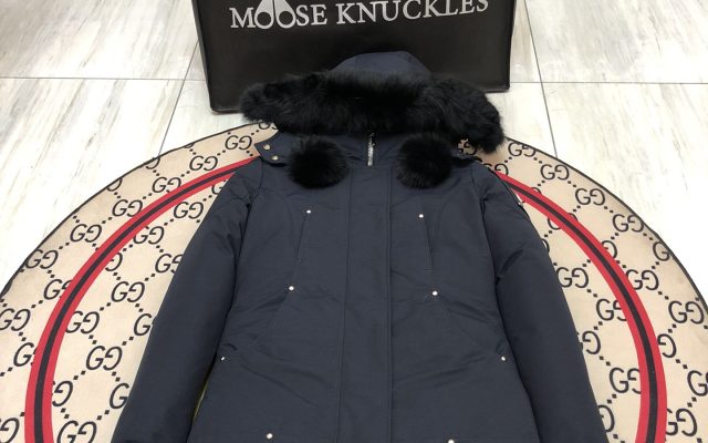 休日で使いやすいMONCLERのジャケットを写真で確認