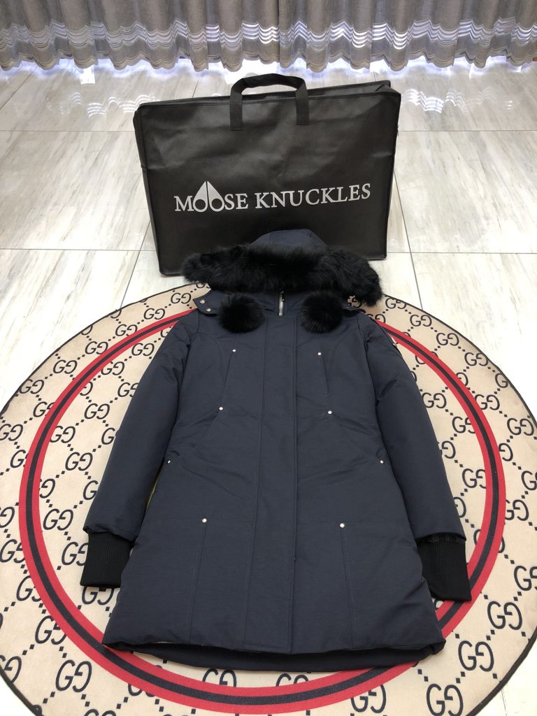 MONCLER モンクレール 新作 ダウンジャケット 2024年秋冬 ファッション｜カフェに行く日に選ぶ前の確認ポイント