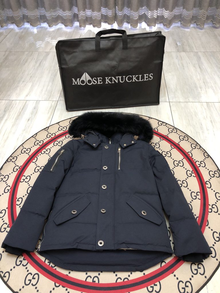 MONCLERのダウンジャケット、夜の外出で目立つシルエットと色味を写真で確認