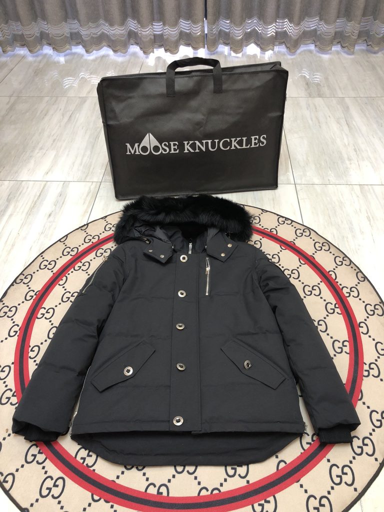 MONCLER モンクレール ダウンジャケット 高級感抜群 ファッションアイテム｜カフェに行く日に選ぶ前の確認ポイント