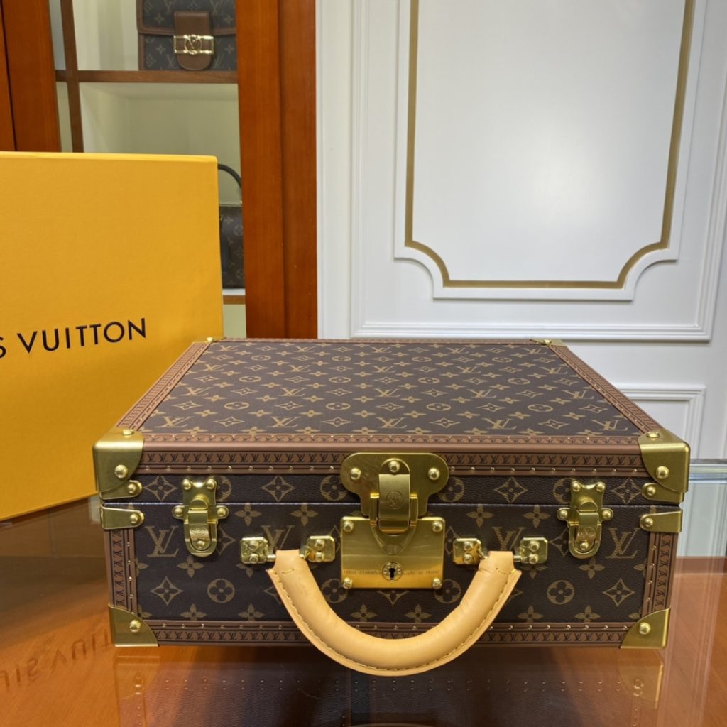 LOUIS VUITTONのライフスタイル小物は価格・収納・合わせ方でどう見るか