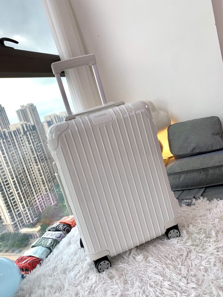 RIMOWA ESSENTIAL キャリーケース 超軽量PC素材 象牙色 バッグ|通勤の日に失敗しにくい選び方