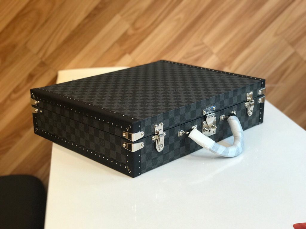 LOUIS VUITTONのバッグを毎日に使うなら確認したいこと