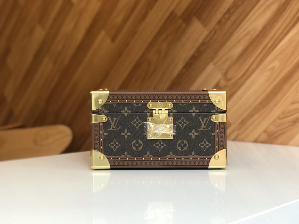 ルイヴィトン トランク型収納ボックス モノグラム帆布 明るい内張り 上品な雰囲気 高級感のあ…｜毎日に使いやすい財布・小物を写真で確認