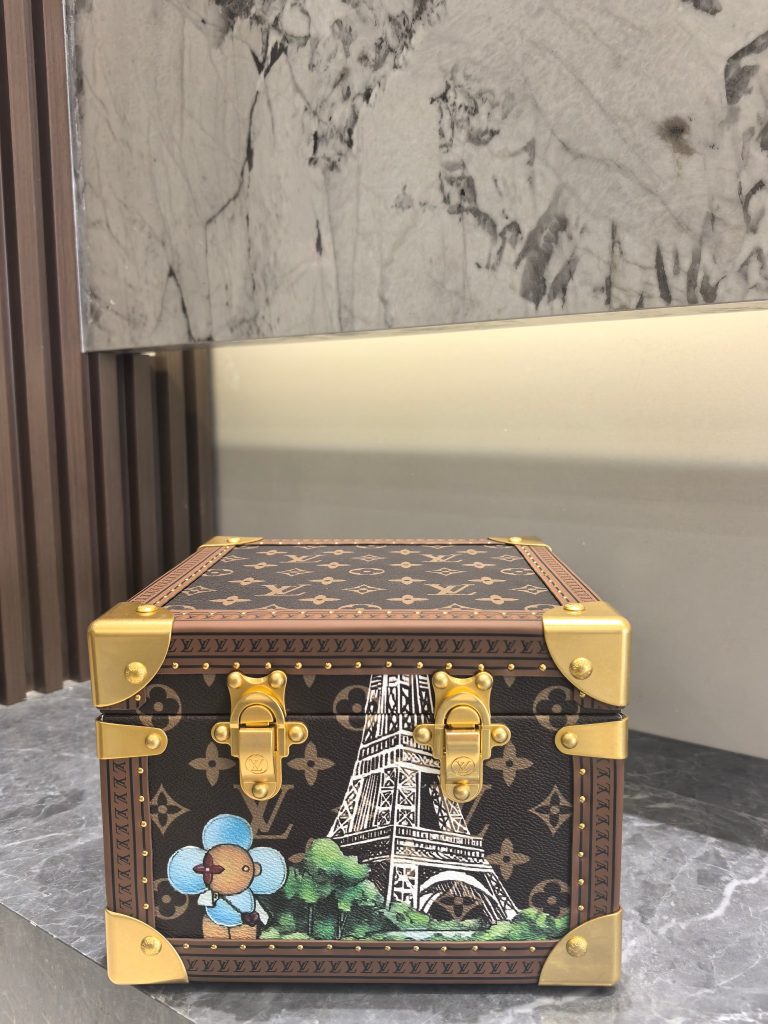 ロシア民芸品 マトリョーシカ 9点セット 手の込んだ細工 高級感のある収納ケース 上品な雰囲…｜旅行に使いやすい財布・小物を写真で確認