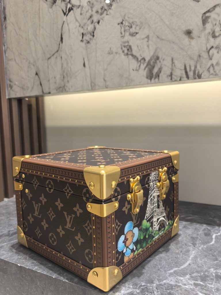 【ロシア民芸品】マトリョーシカ 9点セット 手の込んだ細工 高級感のある収納ケース 上品な雰囲気の逸品 - 画像 2