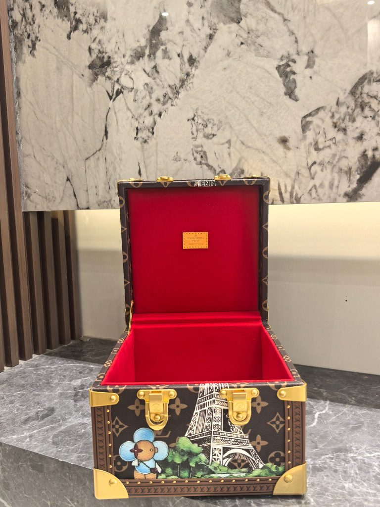 【ロシア民芸品】マトリョーシカ 9点セット 手の込んだ細工 高級感のある収納ケース 上品な雰囲気の逸品 - 画像 3