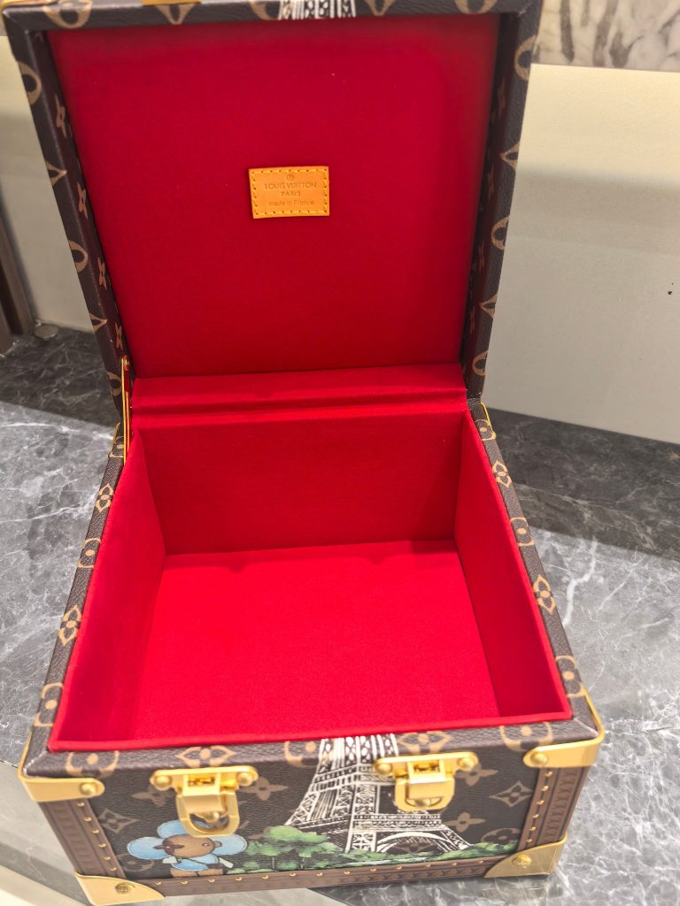 【ロシア民芸品】マトリョーシカ 9点セット 手の込んだ細工 高級感のある収納ケース 上品な雰囲気の逸品 - 画像 4