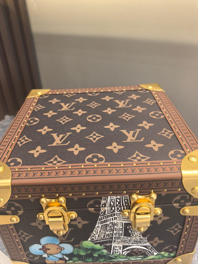 【ロシア民芸品】マトリョーシカ 9点セット 手の込んだ細工 高級感のある収納ケース 上品な雰囲気の逸品 - 画像 5