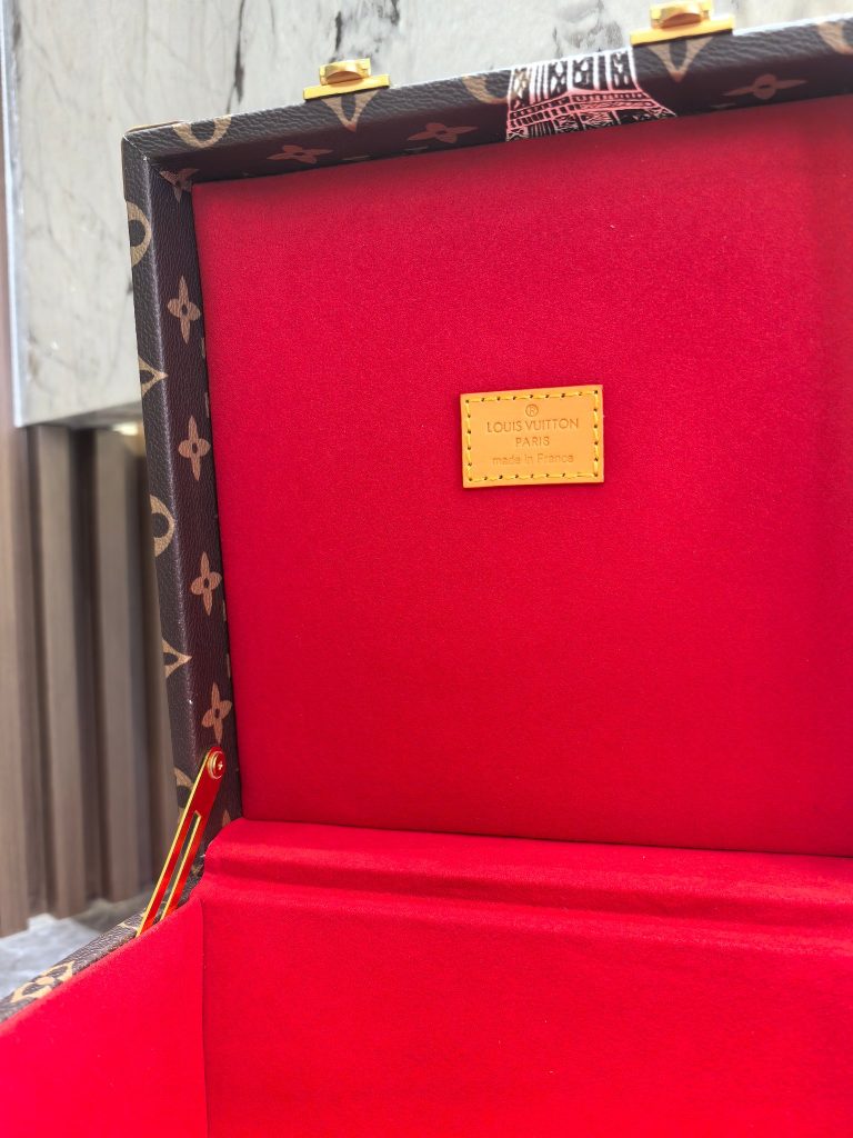 【ロシア民芸品】マトリョーシカ 9点セット 手の込んだ細工 高級感のある収納ケース 上品な雰囲気の逸品 - 画像 6