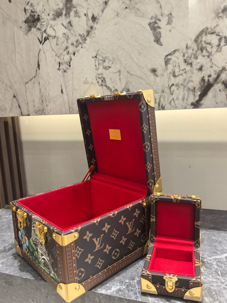 【ロシア民芸品】マトリョーシカ 9点セット 手の込んだ細工 高級感のある収納ケース 上品な雰囲気の逸品 - 画像 8