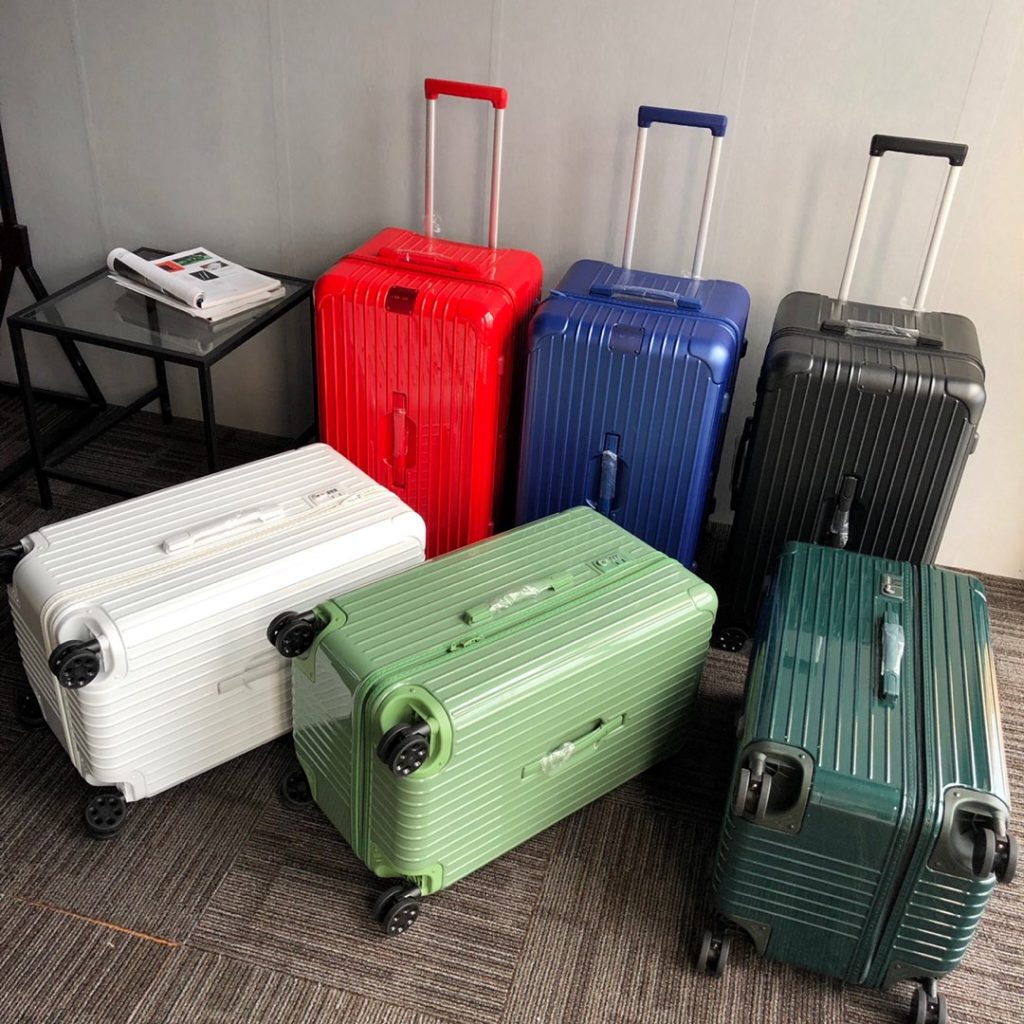 家族との外出で手が伸びるRIMOWAのブランド小物の条件