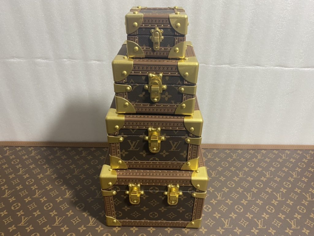 モノグラム柄のトランク型小物収納ボックスを部屋で使う写真とサイズ感