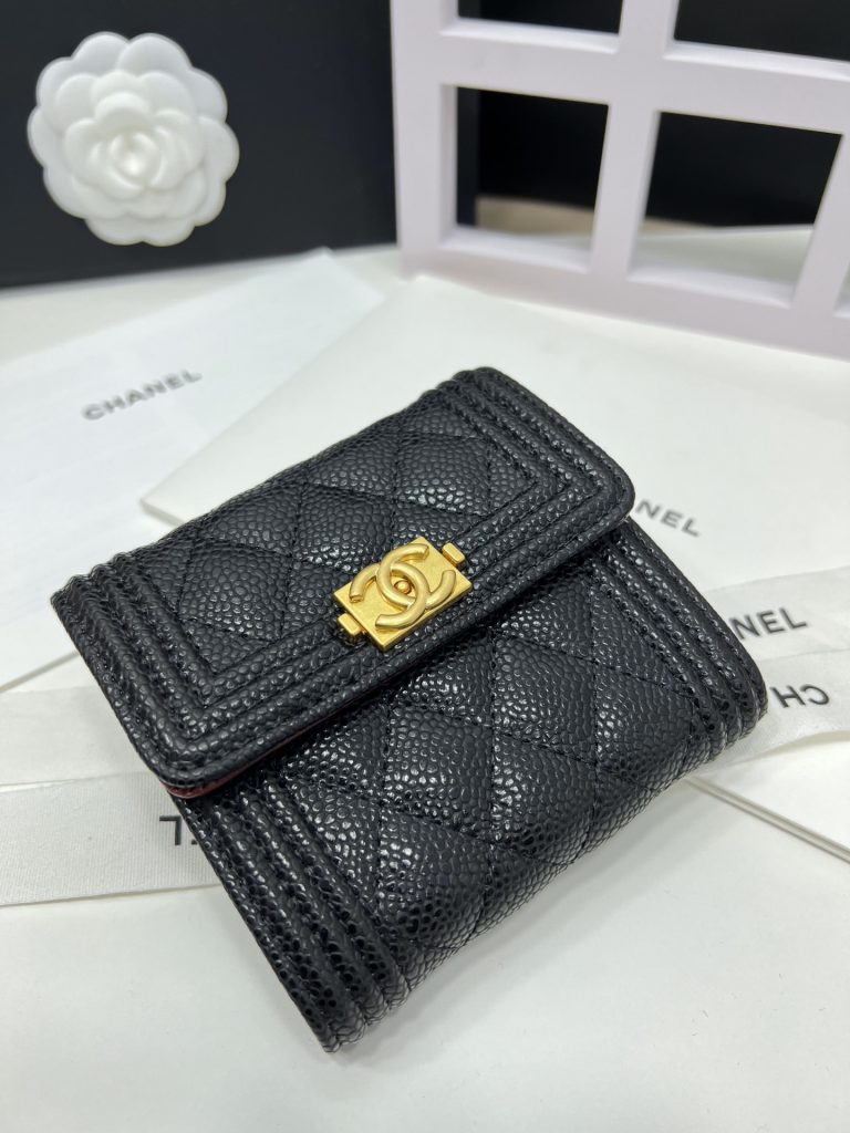 シャネル キャビアスキン 長財布 ココマーク金具 上品なブラックのレディースウォレット｜ランチに使いやすい財布・小物を写真で確認