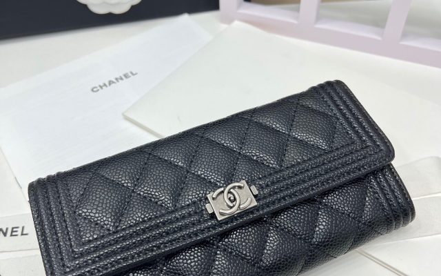 通勤で使いやすいCHANELの財布を写真で確認
