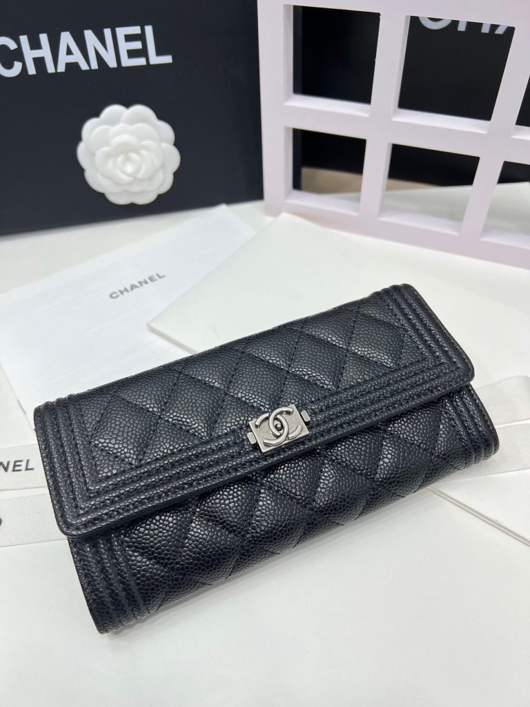 通勤で使いやすいCHANELの財布を写真で確認
