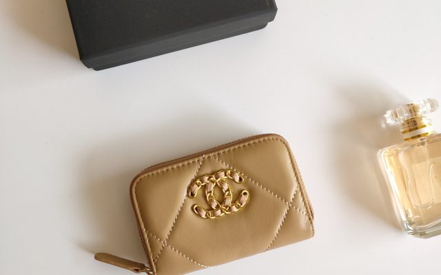 通勤で使いやすいCHANELの財布を写真で確認