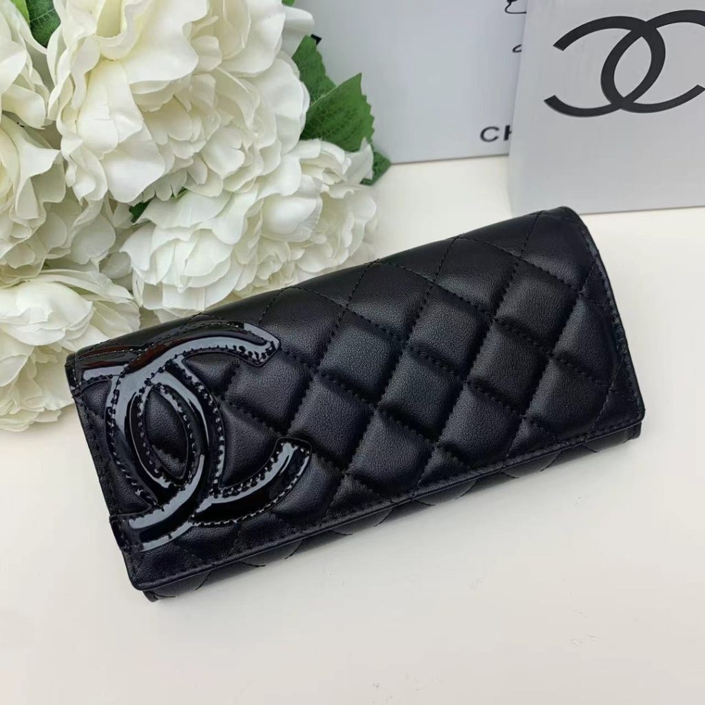 通勤や週末に使いやすいCHANELブラック長財布、写真で見る質感と収納