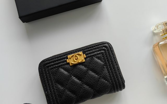 通勤で使いやすいCHANELの財布を写真で確認