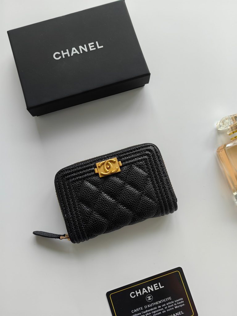 通勤で使いやすいCHANELの財布を写真で確認