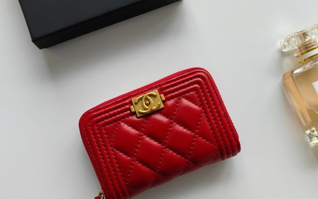 通勤で使いやすいCHANELの財布を写真で確認