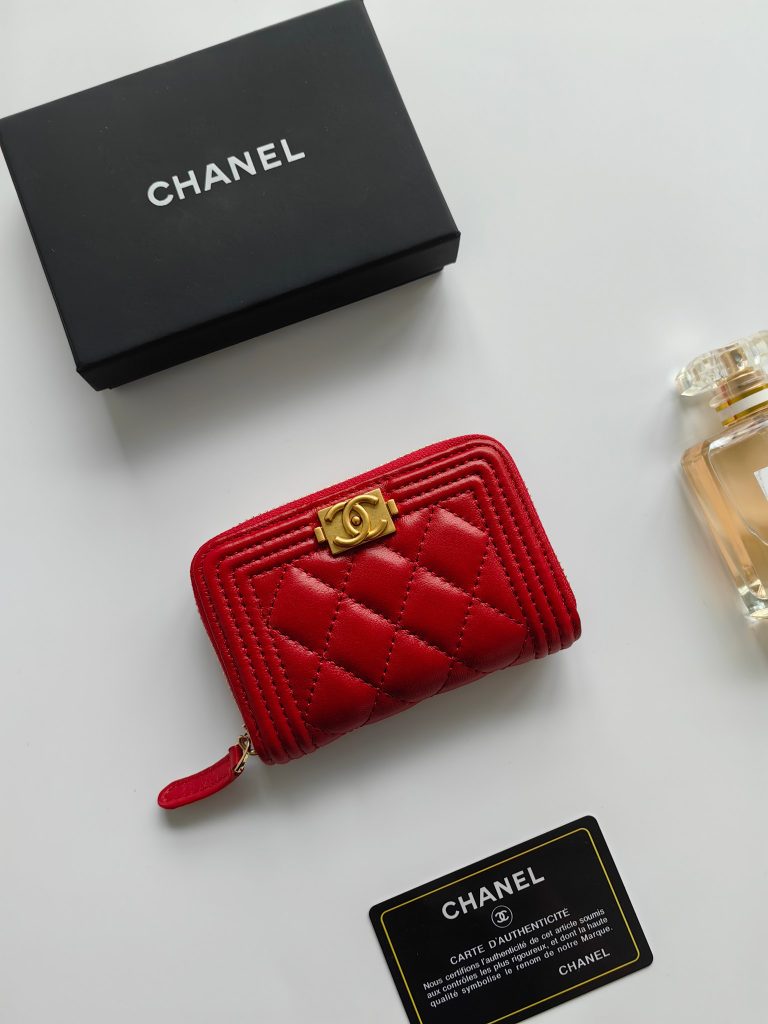 通勤で使いやすいCHANELの財布を写真で確認