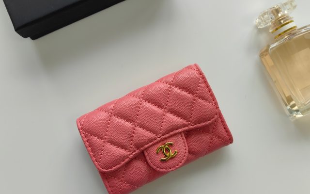 通勤で使いやすいCHANELの財布を写真で確認