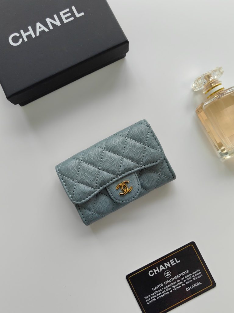 CHANELの財布で迷ったら色と重さを先に見る